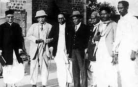 पूना पैक्ट हस्ताक्षर के बाद येरवडा जेल के बाहर डॉ. भीमराव अंबेडकर (बाएं से तीसरे), एम.आर. जयकर, तेज बहादुर सप्रू और अन्य नेताओं की 1932 की ऐतिहासिक छवि।