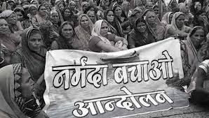 नर्मदा बचाओ आंदोलन में शामिल महिलाएँ और ग्रामीण, बांध परियोजना के खिलाफ विरोध प्रदर्शन करते हुए।