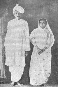 गांधीजी और कस्तूरबा भारत लौटते समय, 1915