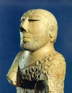 सिन्धु घाटी सभ्यता के पुरोहित राजा की मूर्ति, जो प्राचीन भारत की धार्मिक और शाही संस्कृति का प्रतीक है। यह मूर्ति मोहनजोदड़ो से मिली थी और इसे उस समय की महान कला और समाज के बारे में महत्वपूर्ण जानकारी प्रदान करती है।