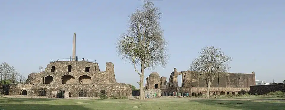 फ़िरोज़शाह तुगलक के प्रशासनिक और आर्थिक सुधारों में शहरीकरण की भूमिका भी महत्वपूर्ण रही। नगर योजनाओं ने फ़िरोज़शाह तुगलक के आर्थिक सुधारों को और मज़बूती दी।