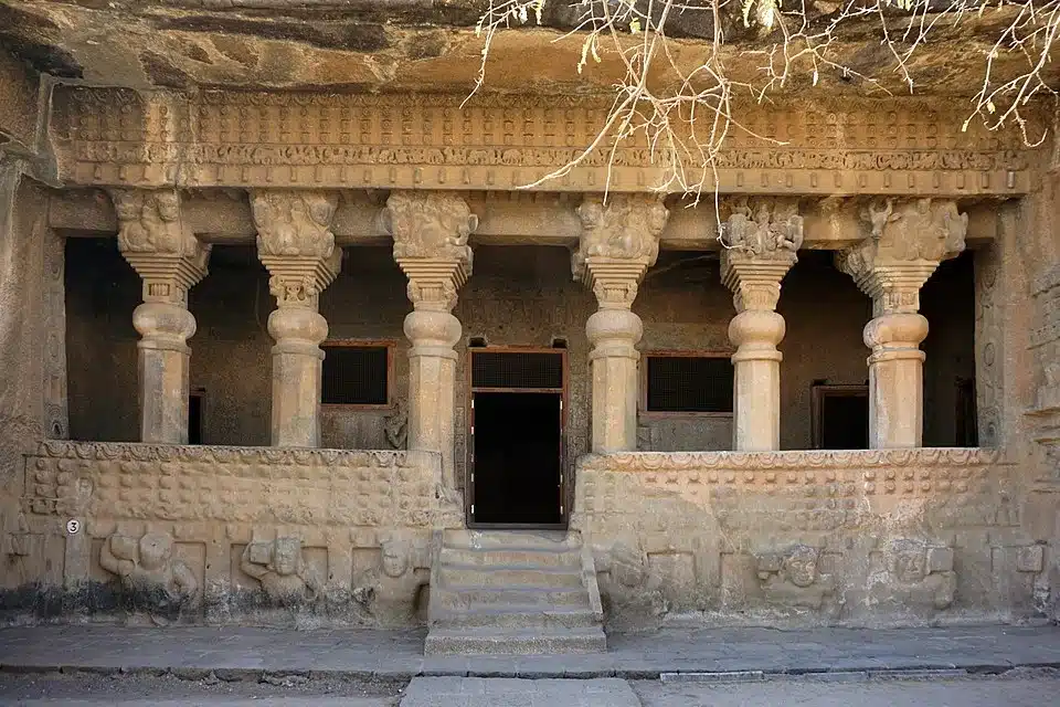 सातवाहन राजा गौतमीपुत्र शातकर्णी की माता रानी गौतमी बलश्री द्वारा संघ को समर्पित और निर्मित की गई नासिक की गुफा नंबर ३।